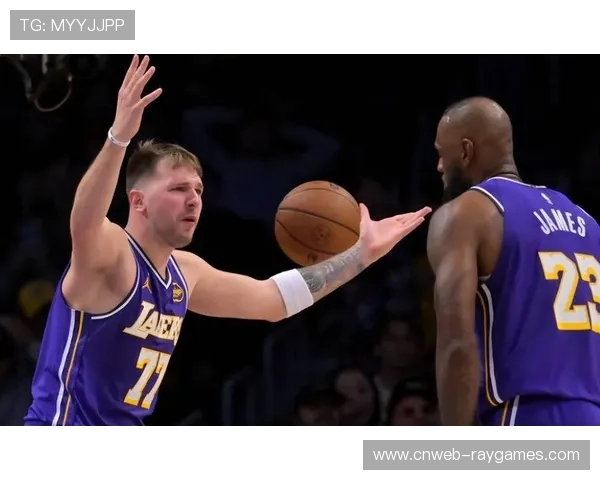 坎宁安反击飞扣砍20分，东契奇半场4失误陷低迷